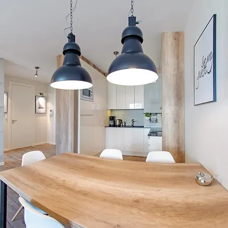 Aquarius, Sun & Snow *